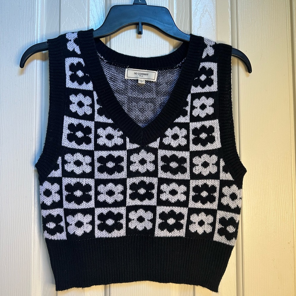 Black and White Flower-Patterned V-Neck Cropped Sweater Vest